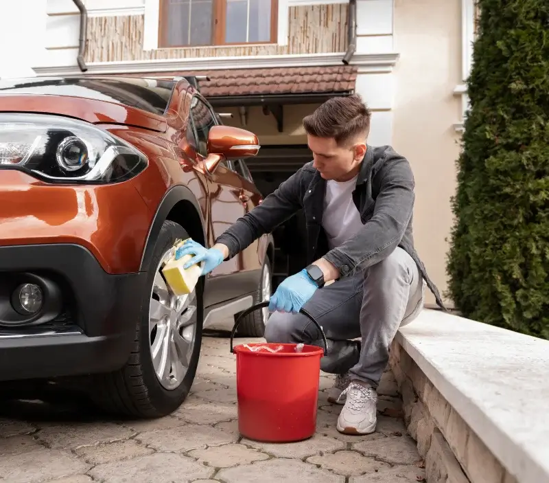 Lavage auto à domicile Gensac-la-Pallue : professionnel intervenant sur un véhicule